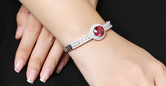 Top 10 vòng tay bạc đính đá sang trọng, tinh tế nhất cho nữ Tết 2022